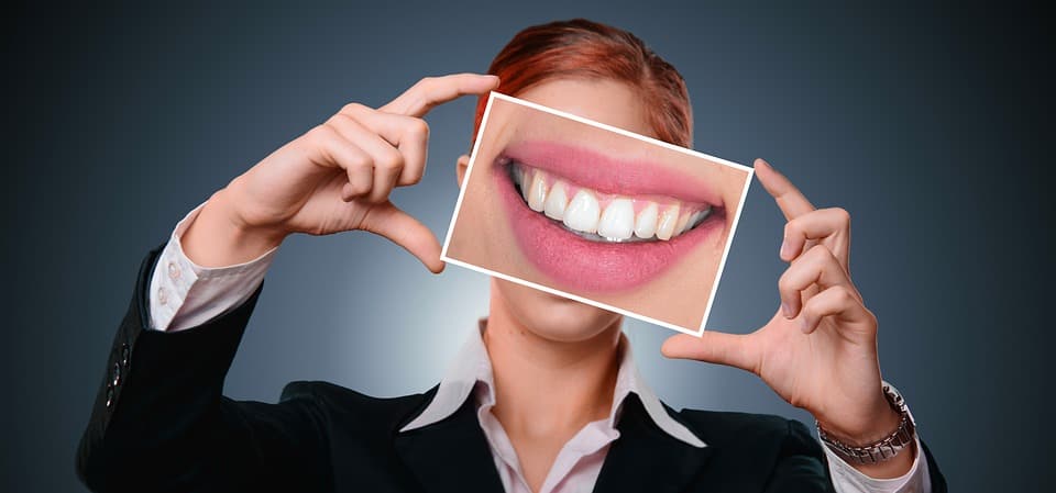 Mulher executiva sorrindo - carreira em odontologia