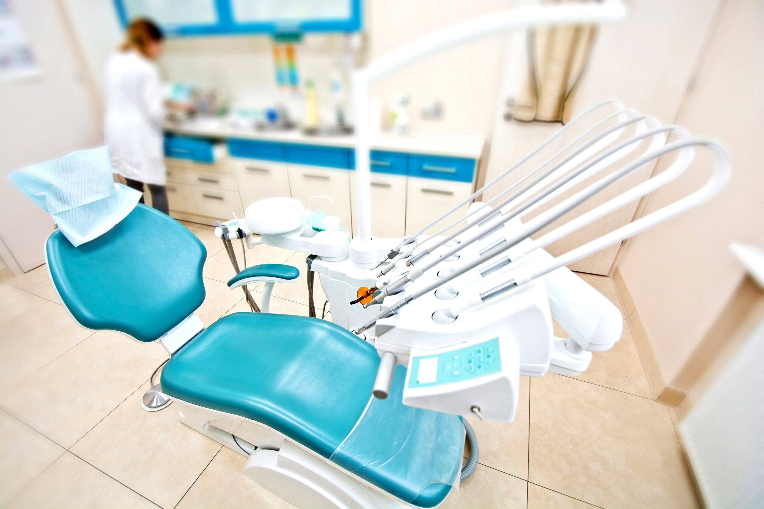 close de uma cadeira em um consultório odontológico