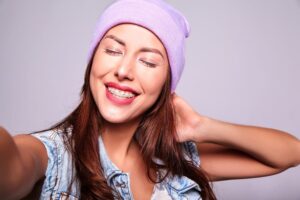 mulher sorrindo com aparelho autoligado