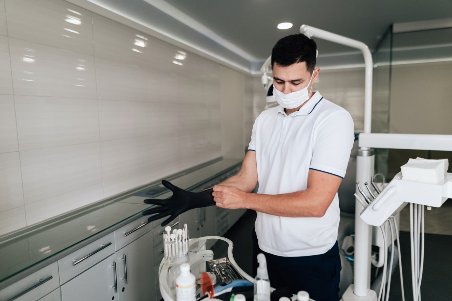 o que faz um auxiliar de dentista